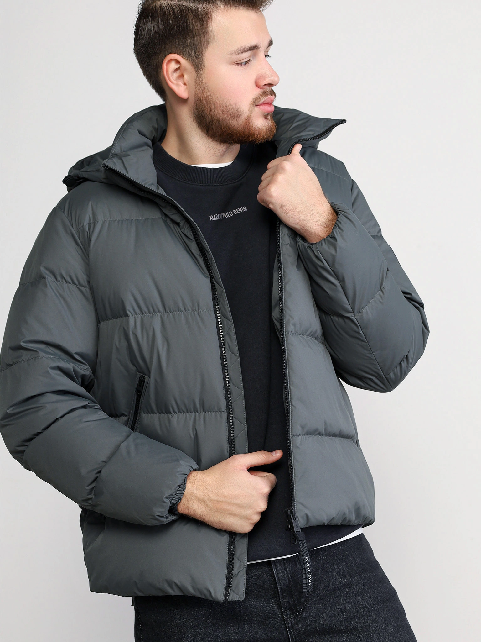 Куртка утепленная зеленого цвета с капюшоном